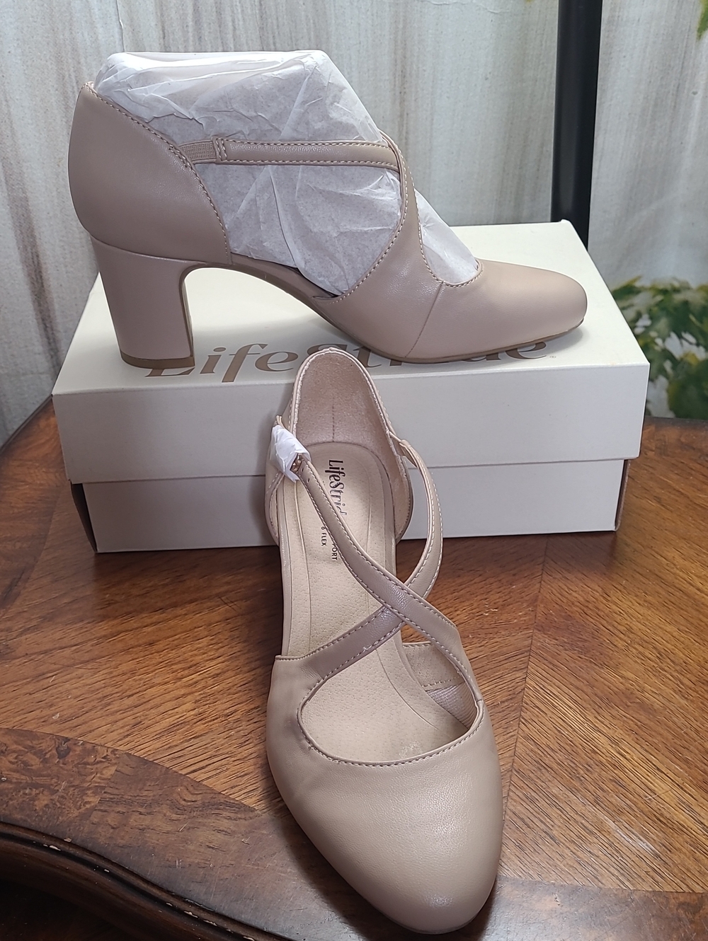 New in box! Life Stride Tracy Womens 7.5 Wide Taupe Cross Strap Block Heel Pumps